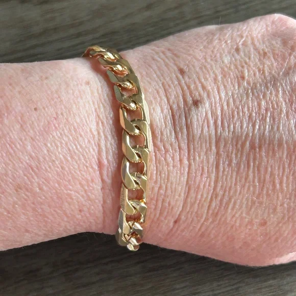 Stylish Gold Tone Cuban Link Bracelet - Picture 5 of 6